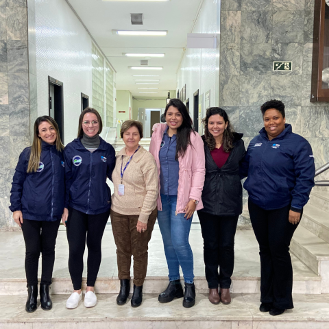 A imagem em destaque mostra as representantes da Coordenação do Programa de Residência em Enfermagem de Família e Comunidade reunidas com a professora e pesquisadora Elizabeth, do Hospital de Clínicas da UFPR