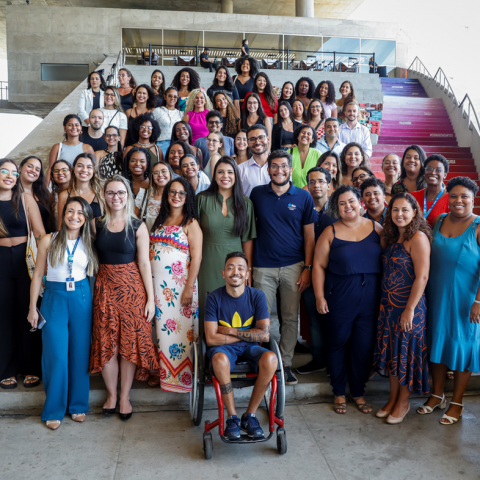 Foto com a turma de novos residentes do PREFC em uma escadaria na Cidade das Artes