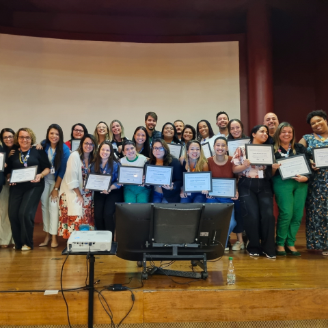 Enfermeiros reunidos na palco do evento após as homenagens