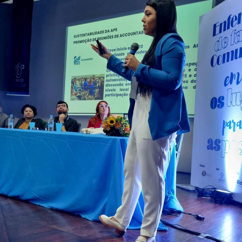 Jacqueline Carvalho durante sua fala no Congresso