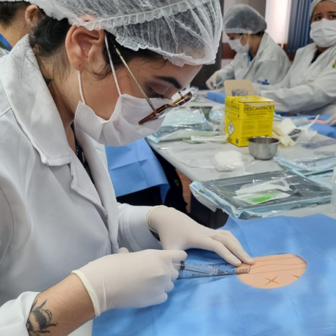 Residentes durante a formação em sutura simples