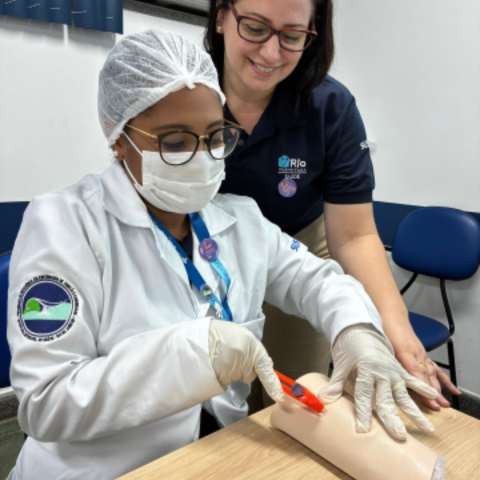 Residente durante curso de inserção e remoção de implante hormonal