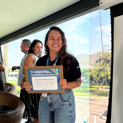 Residente do PREFC com o prêmio em mãos