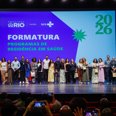 Homenageados no palco da formatura