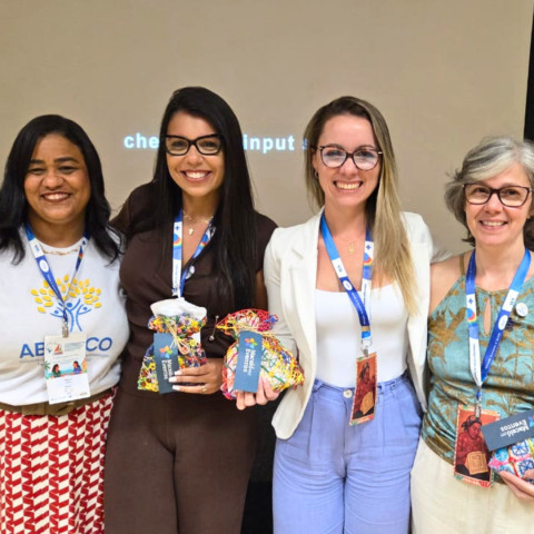 Jacqueline e Letícia com outros participantes da mesa