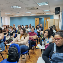 A imagem em destaque mostra os residentes do segundo ano do PREFC sentados em cadeiras enfileiradas assistindo a aula.  