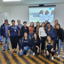 A imagem em destaque mostra os preceptores e a coordenação do PREFC reunidos no auditório do Otics Catete. 