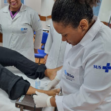 Preceptores durante a aula sobre aplicação de bota de unna na APS