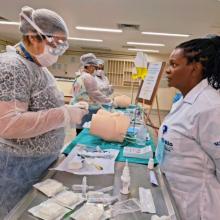 Alunos praticando durante o curso de cateterismo vesical no adulto