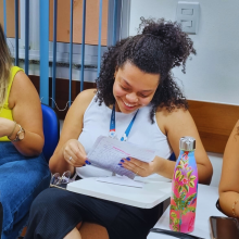 Residente lendo sua carta durante o encerramento