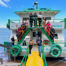 Residentes posando junto com os profissionais de saúde da unidade fluvial