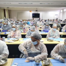 Enfermeiros paramentados durante o curso de sutura