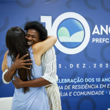 Jacqueline dando abraço na ex residente Silvania